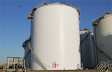 SIFCLEAR®を使用した防汚遮熱塗料の実績例円柱型タンク（当社千葉工場）
