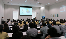 四日市工場における講演の様子