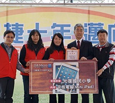 近隣の小学校へタブレット寄贈（JSR Micro Taiwan Co.,Ltd.）