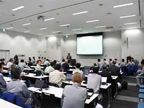 経営トップによる品質パフォーマンス監査の様子(JSR(株)四日市工場)