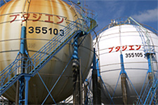鹿島工場のブタジエンタンク（右のタンクに「SIFCLEAR®」を使用）