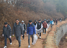 山林清掃活動の様子（JSR Micro Korea）