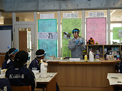 鹿島工場従業員による出前授業の様子