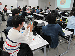 日本大学で従業員が講師を務める1