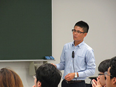 日本大学で従業員が講師を務める2