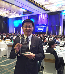 受賞の盾を手にする脇山 恵介ディスプレイソリューション事業部長