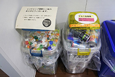 PETボトルキャップ回収箱とアルミ缶回収箱(JSR 四日市工場)