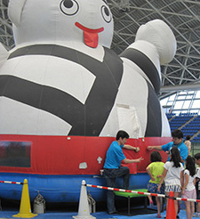 Air game featuring Konyudo-kun, the Yokkaichi City’s mascot