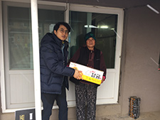 JSR Micro Korea Co., Ltd. - Ai-no-Wakeai-Kai Donating fruit to senior citizens welfare centers
