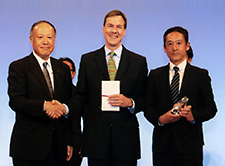 Sysmex’s Partner Celebration  From left, Mr. Kenji Tachibana, Managing Board Member and Senior Executive Officer of Sysmex; Mr. Eric Johnson, then Managing Officer of JSR; and Mr. Hiroki Ito, General Manager of　the Diagnostic & Research Reagents Department of JSR’s Life Sciences Division