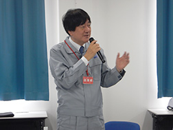 President Kawahashi offering auditing-related remarks (Chiba Plant)